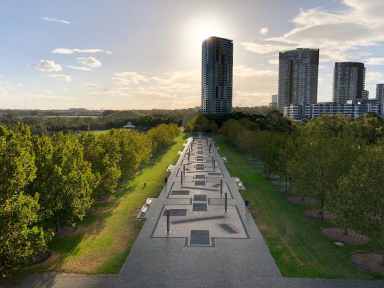 MILHARES RETIRADOS DE TORRE EM SIDNEY DEPOIS DE SONS DA ESTRUTURA A RACHAR