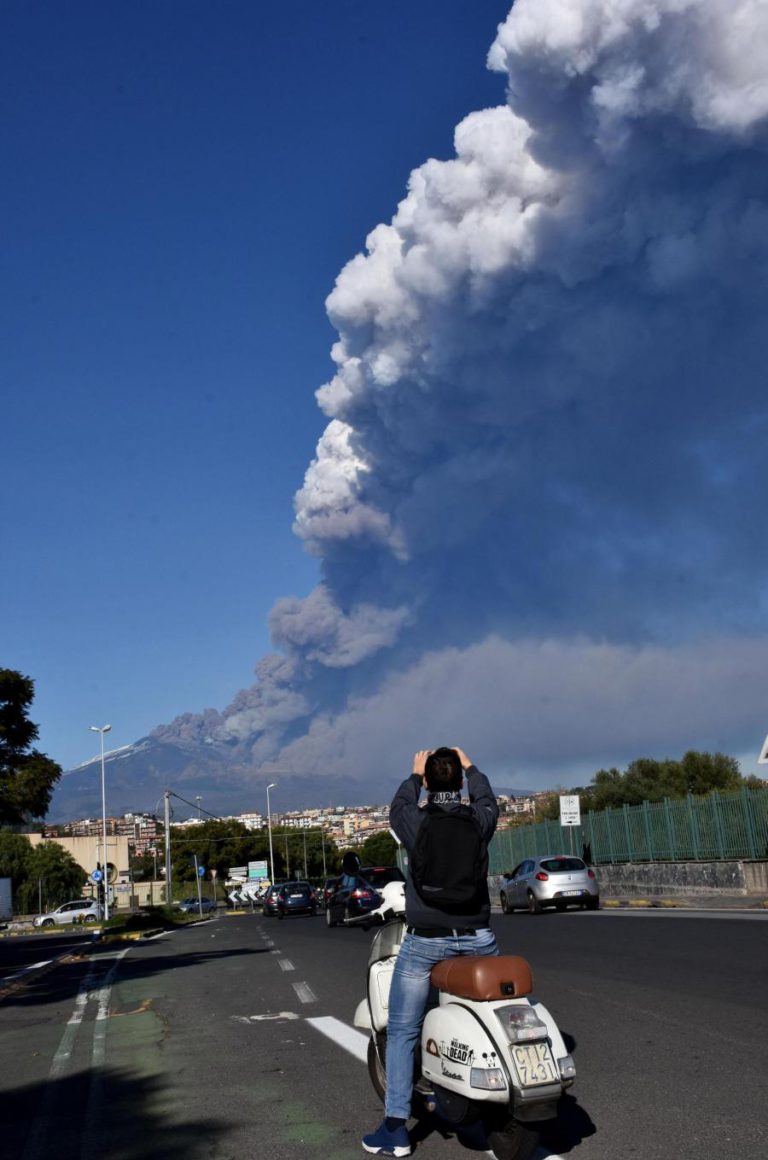ATIVIDADE LIGEIRA DO VULCÃO ETNA AFETA TRÁFEGO EM AEROPORTO DA SICÍLIA