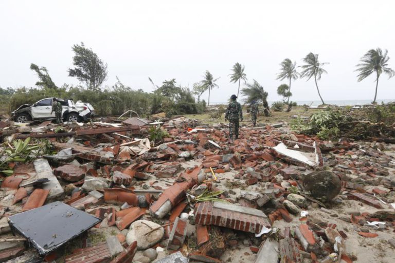 NOVO BALANÇO APONTA PARA 429 MORTOS E 154 DESPARECIDOS NO TSUNAMI DA INDONESIA