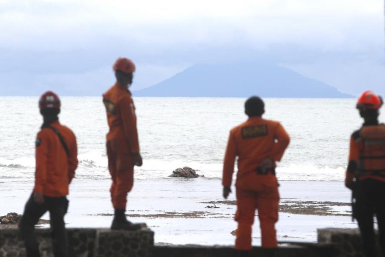 AUTORIDADES INDONÉSIAS ELEVAM NÍVEL DE ALERTA DO VULCÃO ANAK KRAKATOA