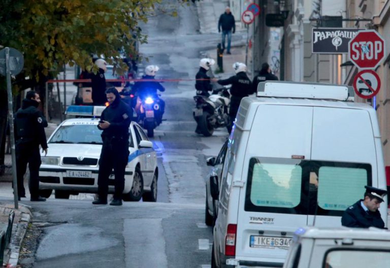 EXPLOSÃO NO CENTRO DE ATENAS CAUSA FERIMENTOS EM POLÍCIA