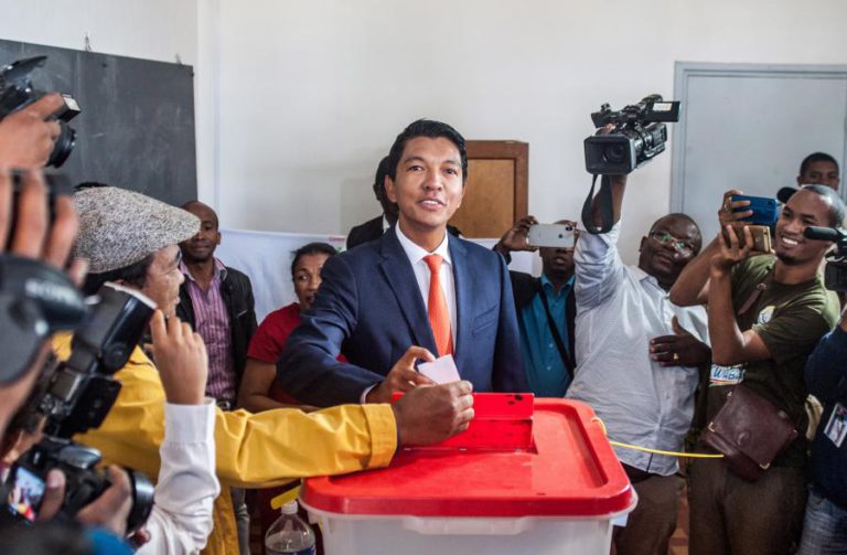 DADOS PROVISÓRIOS APONTAM VITÓRIA DE EX-PRESIDENTE RAJOELINA NAS ELEIÇÕES DE MADAGÁSCAR