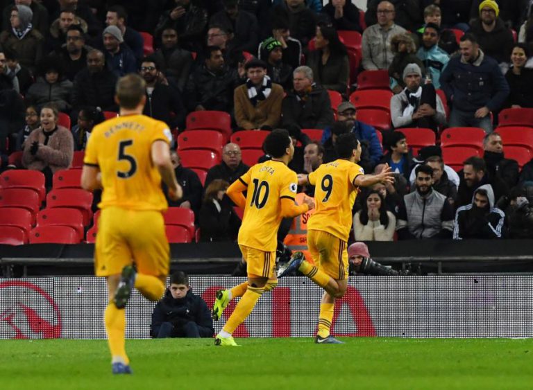 WOLVERHAMPTON DERROTA TOTTENHAM EM WEMBLEY, EVERTON PERDE COM BRIGHTON