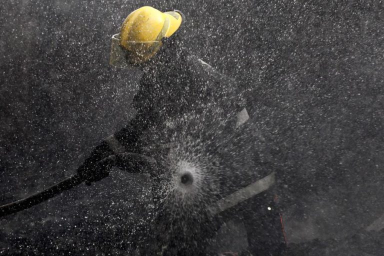 MAIS DE DUAS DEZENAS DE BOMBEIROS COMBATEM FOGO EM FÁBRICA PERTO DE FÁTIMA