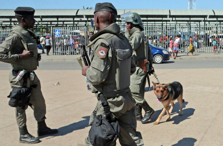 POLÍCIA DE MOÇAMBIQUE MANDAR DESPIR ‘T-SHIRTS’ CONTRA PAGAMENTO DE DÍVIDAS OCULTAS