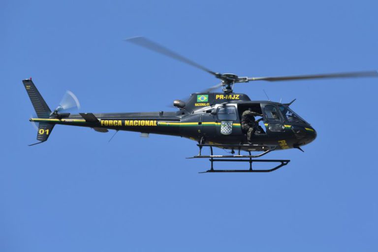 TRIPULANTES DE HELICÓPTERO QUE CAIU AO MAR NO RIO DE JANEIRO RESGATADOS COM VIDA