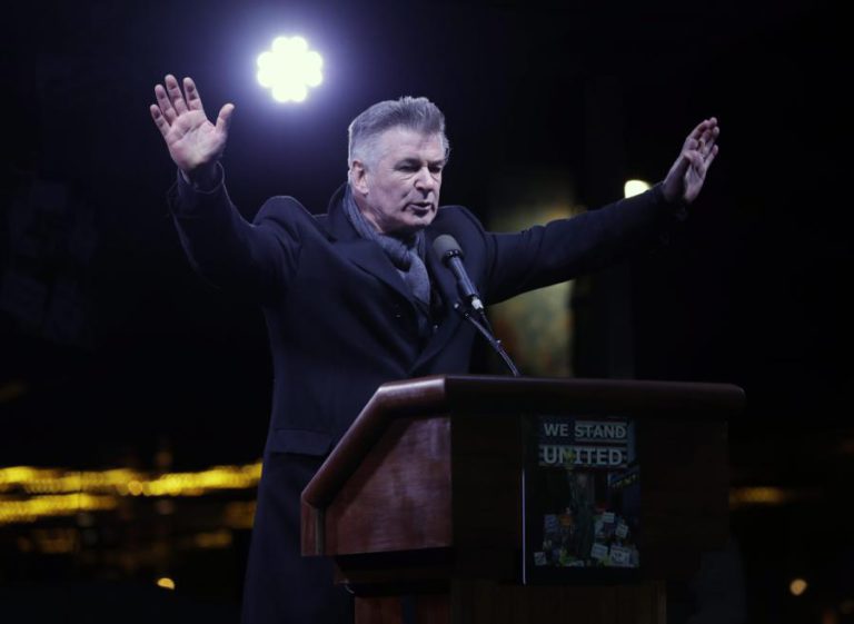 ATOR ALEC BALDWIN ADMITE TER ESMURRADO CONDUTOR E É OBRIGADO A CONTROLAR IRA
