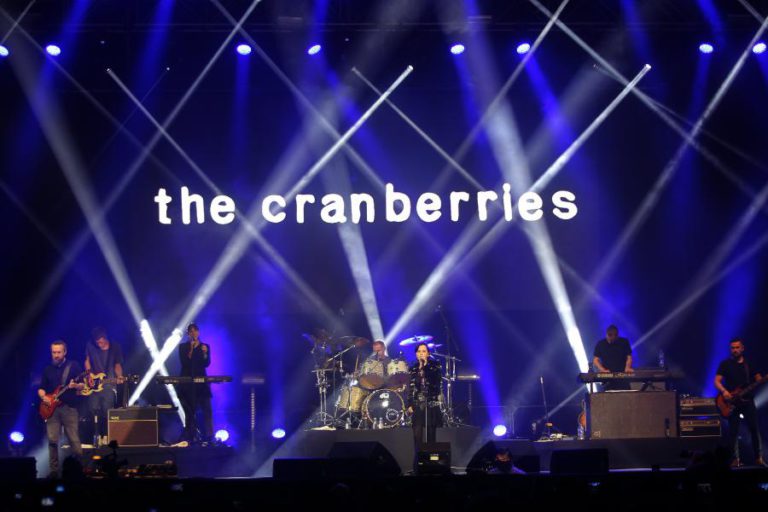 CRANBERRIES VÃO LANÇAR ÚLTIMO ÁLBUM EM HOMENAGEM A VOCALISTA MORTA HÁ UM ANO