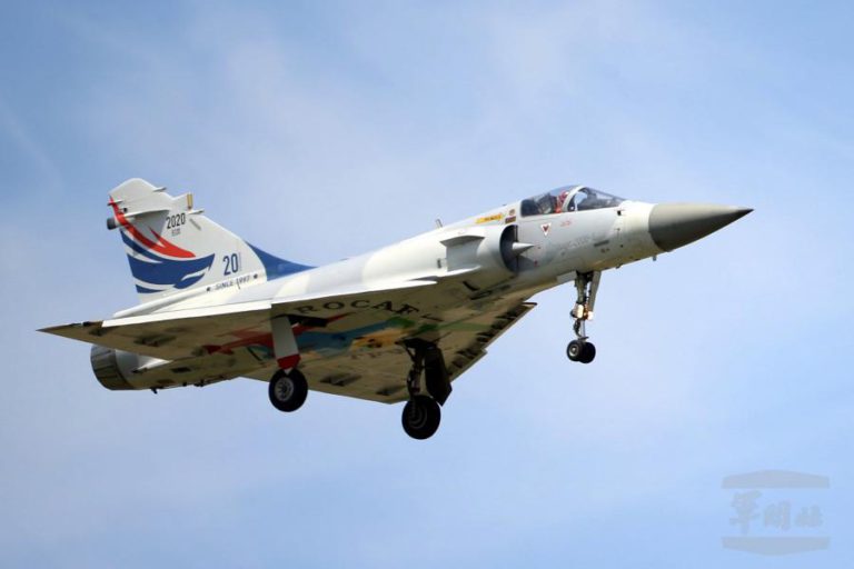 LOCALIZADOS DESTROÇOS DE MIRAGE 2000 E BUSCAS PROSSEGUEM PARA ENCONTRAR TRIPULANTES