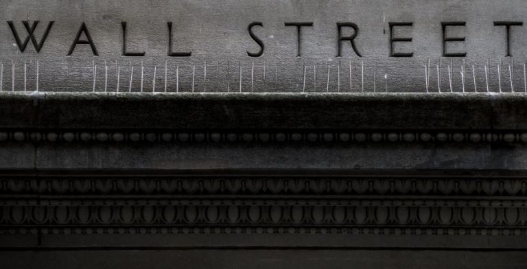 WALL STREET FECHA EM ALTA GRAÇAS A LUCROS ELEVADOS DE GRANDES BANCOS