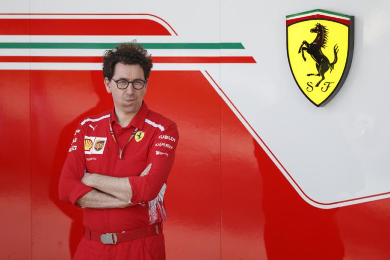 MATTIA BINOTTO RENDE MAURIZIO ARRIVABENE NA FRENTE DA EQUIPA FERRARI