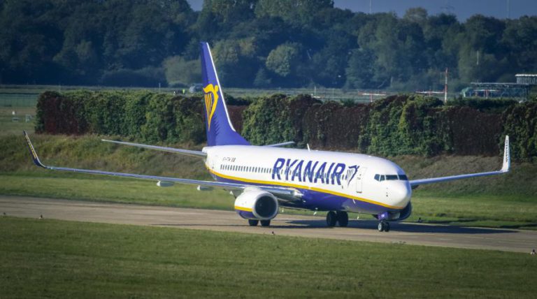 SINDICATOS DE TRIPULANTES EM ESPANHA DESCONVOCAM GREVE APÓS ACORDO COM RYANAIR