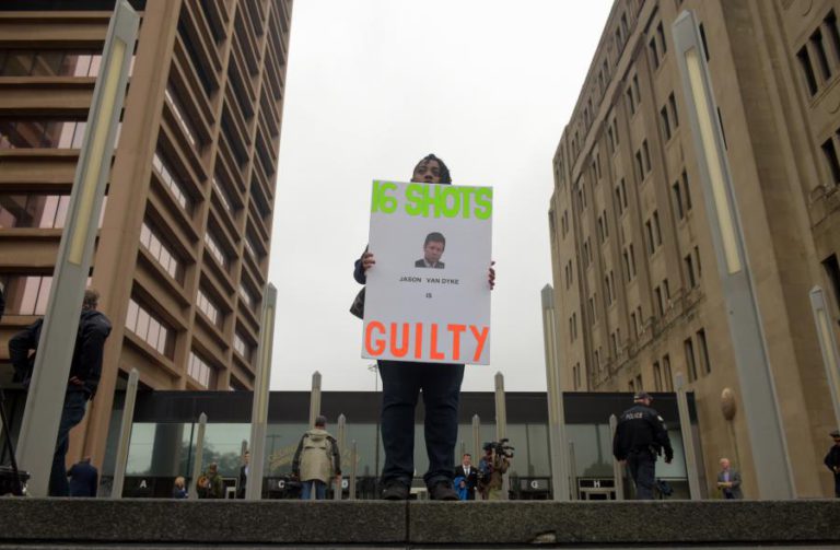 QUASE SETE ANOS DE PRISÃO PARA POLÍCIA DE CHICAGO QUE MATOU JOVEM NEGRO EM 2014