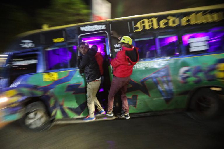 EXPLOSÃO E TIROTEIOS EM COMPLEXO DE LUXO NA CAPITAL DO QUÉNIA