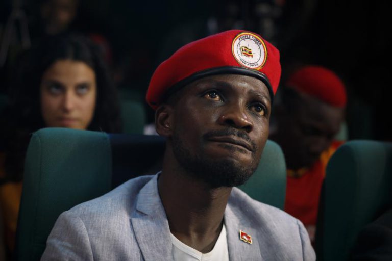 CO-ARGUIDA DE BOBI WINE EM APEDREJAMENTO DE PRESIDENTE UGANDÊS DESMAIA EM TRIBUNAL