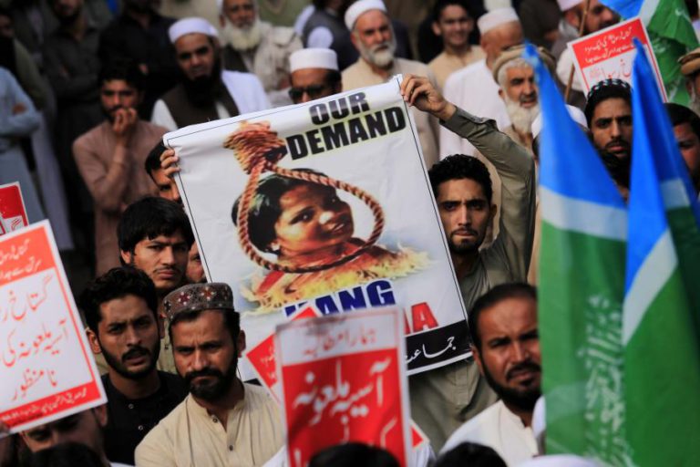 ISLAMITAS AMEAÇAM QUEIMAR O PAQUISTÃO SE ABSOLVIÇÃO DE ASIA BIBI SE MANTIVER
