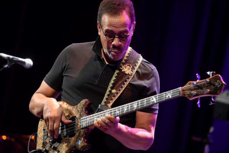 BAIXISTA AMERICANO STANLEY CLARKE É O PRIMEIRO ARTISTA CONFIRMADO PARA KRIOL JAZZ FESTIVAL EM CABO VERDE