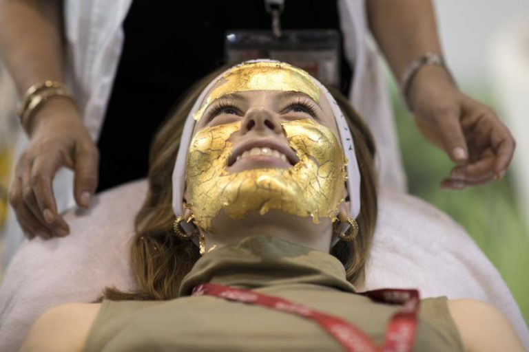 AR DEBATE INICIATIVAS PARA PROIBIR OU LIMITAR VENDA DE COSMÉTICOS COM MICROPLÁSTICOS