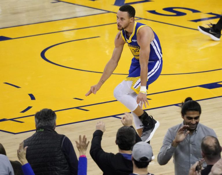 CURRY SOBE AO TERCEIRO LUGAR DE JOGADOR COM MAIS TRIPLOS NA NBA