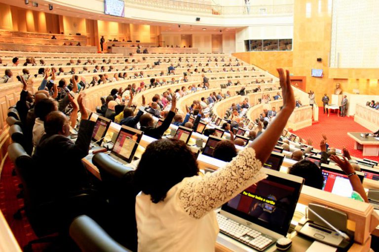 PARLAMENTO ANGOLANO VOTA FIM DA DUPLA TRIBUTAÇÃO COM PORTUGAL EM 23 DE JANEIRO