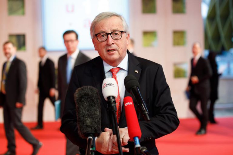 COMISSÃO EUROPEIA ESCLARECE QUE JUNCKER SÓ VIAJA EM AVIÕES PRIVADOS EM SITUAÇÕES ESPECÍFICAS