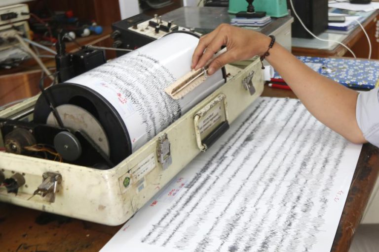 TRÊS SISMOS REGISTADOS NUMA HORA NA INDONÉSIA