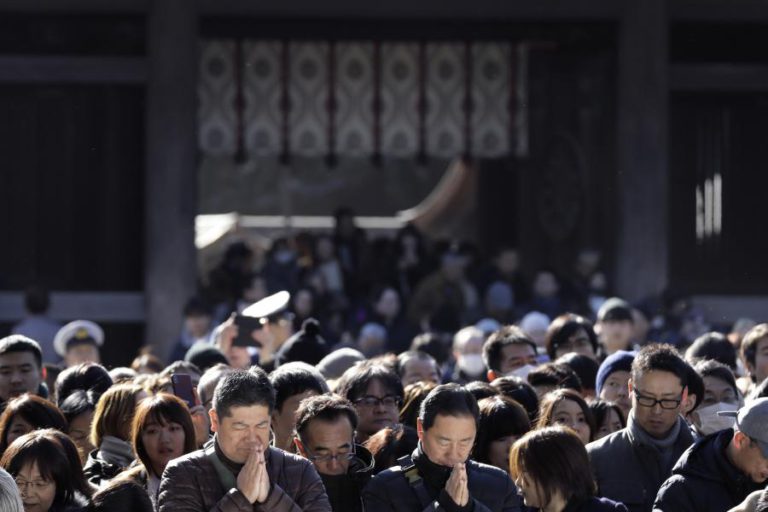 HOMEM AVANÇA COM CARRO SOBRE MULTIDÃO E FERE NOVE PESSOAS EM TÓQUIO