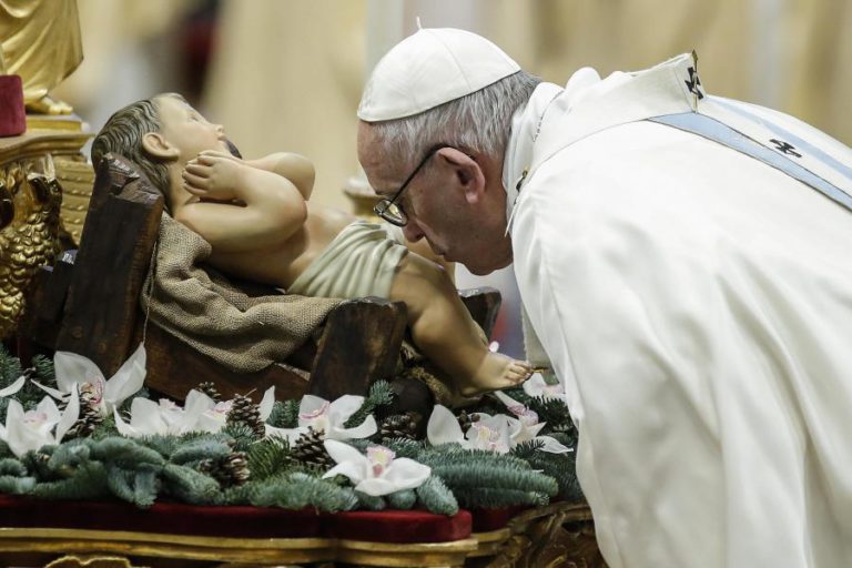 PAPA FRANCISCO INICIA ANO NOVO COM ODE À MATERNIDADE