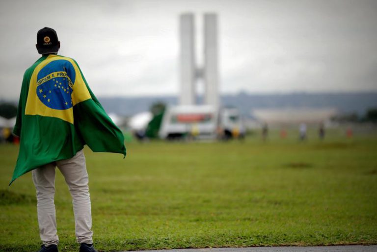 FERIDOS DO ACIDENTE EM BARRAGEM NO BRASIL RESGATADOS DE HELICÓPTERO