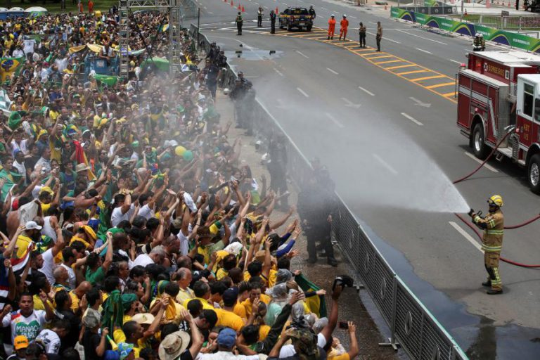 MILHARES DE BRASILEIROS MOSTRAM APOIO A BOLSONARO EM DESFILE ANTES DA POSSE
