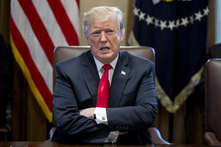 TRUMP AMEAÇA PROLONGAR O ENCERRAMENTO DE SERVIÇOS FEDERAIS DURANTE “MUITO TEMPO”