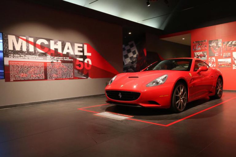 FERRARI INAUGURA EXPOSIÇÃO SOBRE SCHUMACHER NO DIA DOS SEUS 50 ANOS