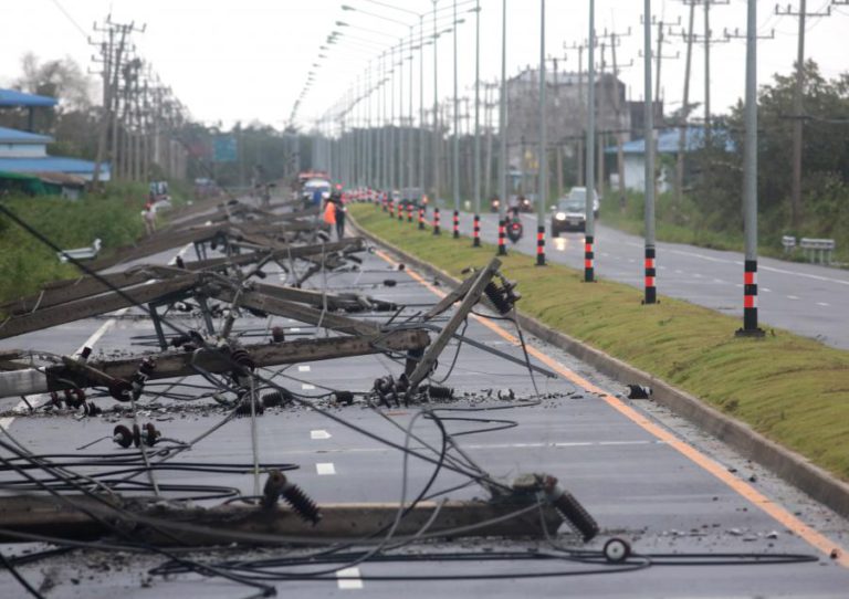 INUNDAÇÕES E CORTES DE ENERGIA NO SUL DA TAILÂNDIA À PASSAGEM DA TEMPESTADE PABUK