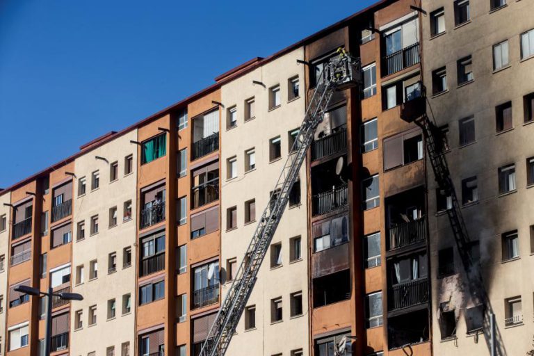 TRÊS MORTOS E 19 FERIDOS EM INCÊNDIO EM BARCELONA