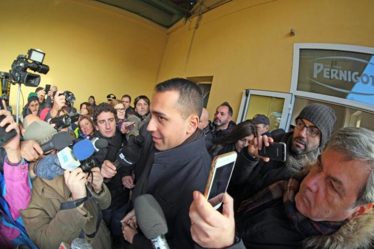 GOVERNO POPULISTA DE ITÁLIA MANIFESTA APOIO AOS COLETES AMARELOS