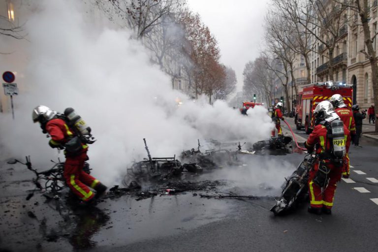 TENSÃO E CHAMAS NA MANIFESTAÇÃO DOS “COLETES AMARELOS” EM PARIS