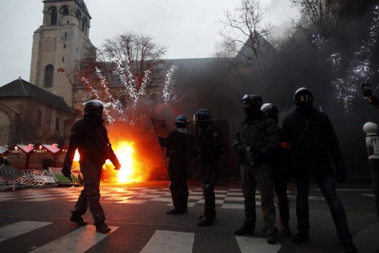 MANIFESTAÇÃO DE “COLETES AMARELOS” EM PARIS COM 101 DETENÇÕES