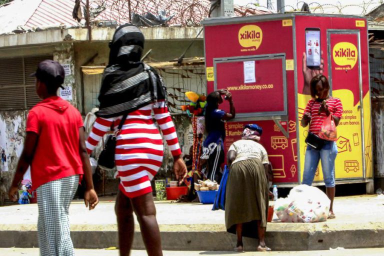 CLIENTES DO BANCO POSTAL DE ANGOLA INDIGNADOS COM ENCERRAMENTO DA INSTITUIÇÃO