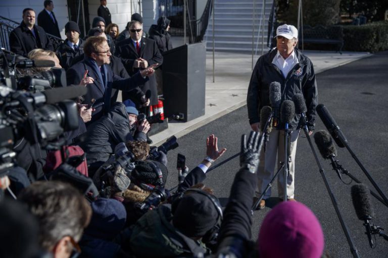 TRUMP VISITA FRONTEIRA SUL E ADMITE DECLARAR EMERGÊNCIA NACIONAL PARA FAZER MURO
