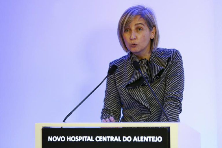 MINISTRA DA SAÚDE DIZ QUE REIVINDICAÇÕES DOS ENFERMEIROS CUSTARIAM MAIS DE 500 ME