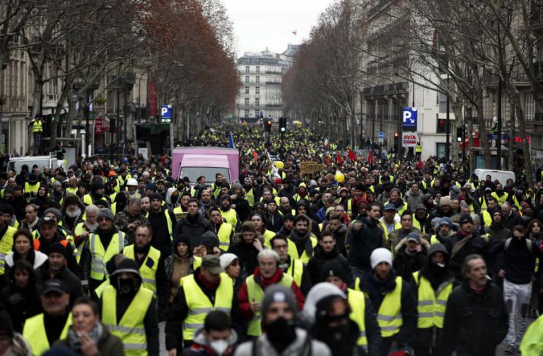 MOBILIZAÇÃO DE “COLETES AMARELOS” SOBE PARA 84.000 MANIFESTANTES EM FRANÇA