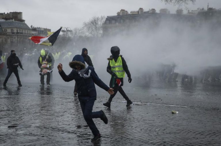 CERCA DE 80.000 POLÍCIAS MOBILIZADOS PARA AS MANIFESTAÇÕES DOS “COLETES AMARELOS” EM FRANÇA