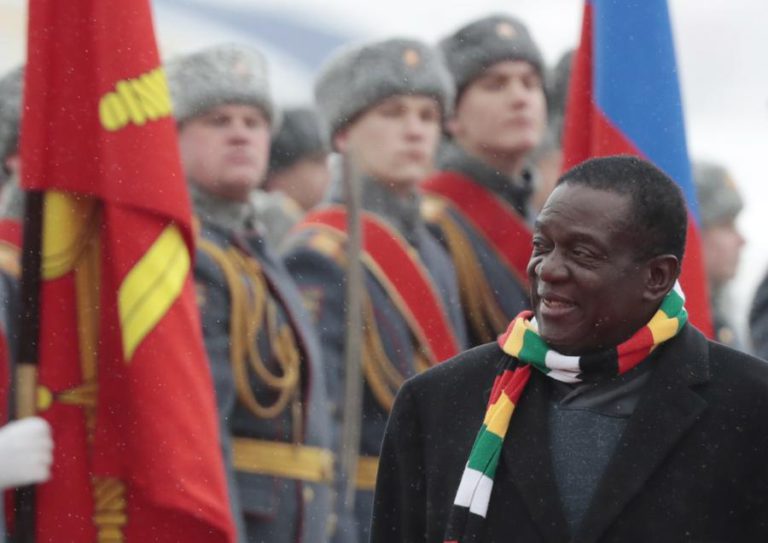 PRESIDENTE DO ZIMBABUÉ INTERROMPE VIAGEM E REGRESSA AO PAÍS APÓS REPRESSÃO