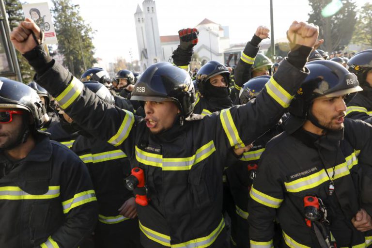 CERCA DE 150 SAPADORES BOMBEIROS PROTESTAM EM LISBOA CONTRA ALTERAÇÃO À CARREIRA