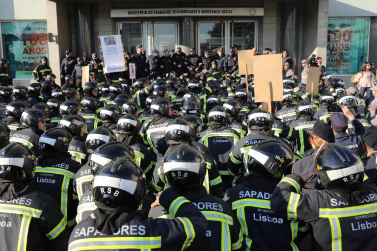 BOMBEIROS SAPADORES EM PROTESTO DESMOBILIZAM E ANUNCIAM MANIFESTAÇÃO NACIONAL