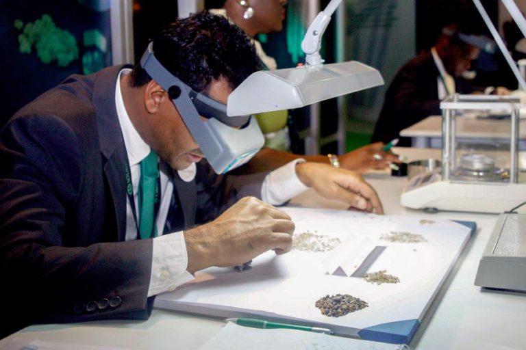 CERCA DE 40 EMPRESAS EM LEILÃO DIAMANTÍFERO DE SETE “PEDRAS ESPECIAIS” ANGOLANAS