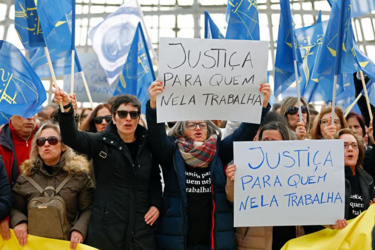 CERCA DE TRÊS MIL FUNCIONÁRIOS JUDICIAIS MANIFESTAM-SE POR REVISÃO DO ESTATUTO
