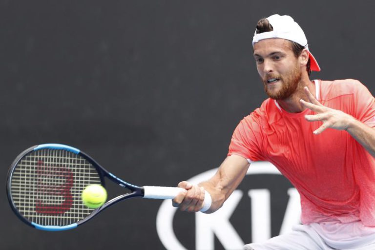 JOÃO SOUSA QUALIFICA-SE PARA A TERCEIRA RONDA DO OPEN DA AUSTRÁLIA APÓS BATALHA DE CINCO ‘SETS’
