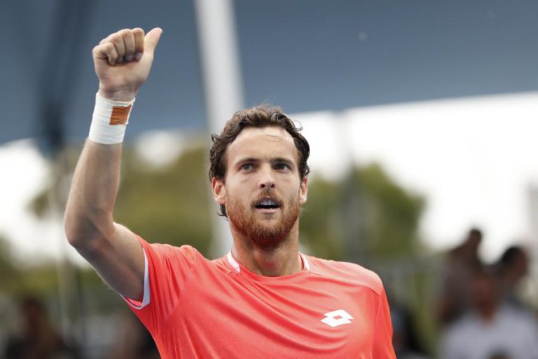 JOÃO SOUSA VENCE EM PARES E SEGUE PARA OS QUARTOS DE FINAL DO OPEN DA AUSTRÁLIA