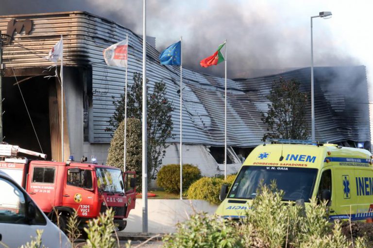 FOGO EM FÁBRICA DE GAIA COMBATIDO POR 46 HOMENS E 18 VIATURAS